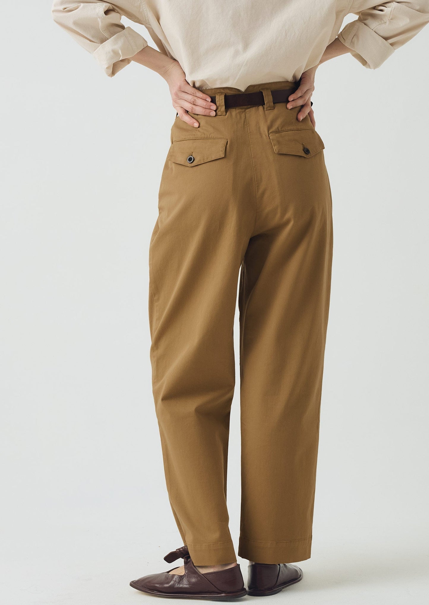 Pantaloni in cotone con pieghe sul davanti | Sabbia calda