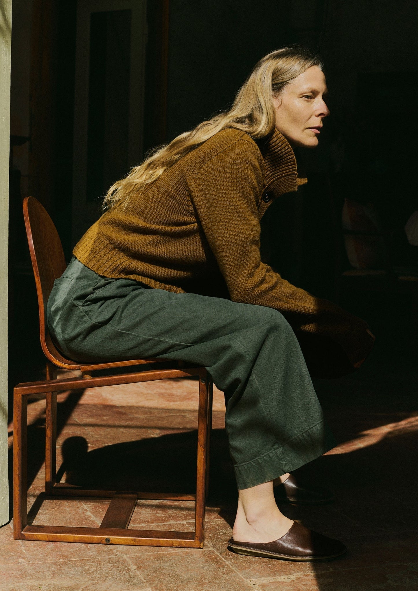 Pantaloni in tela di cotone con pieghe sul davanti | Verde oliva scuro