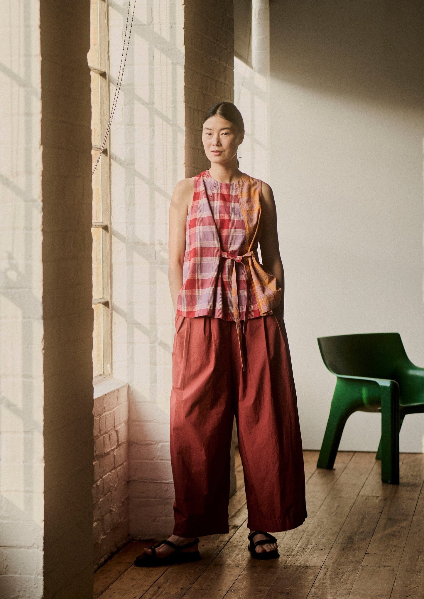 Top in cotone a quadri con pannelli annodati sul davanti | Rosso brillante/Glicine