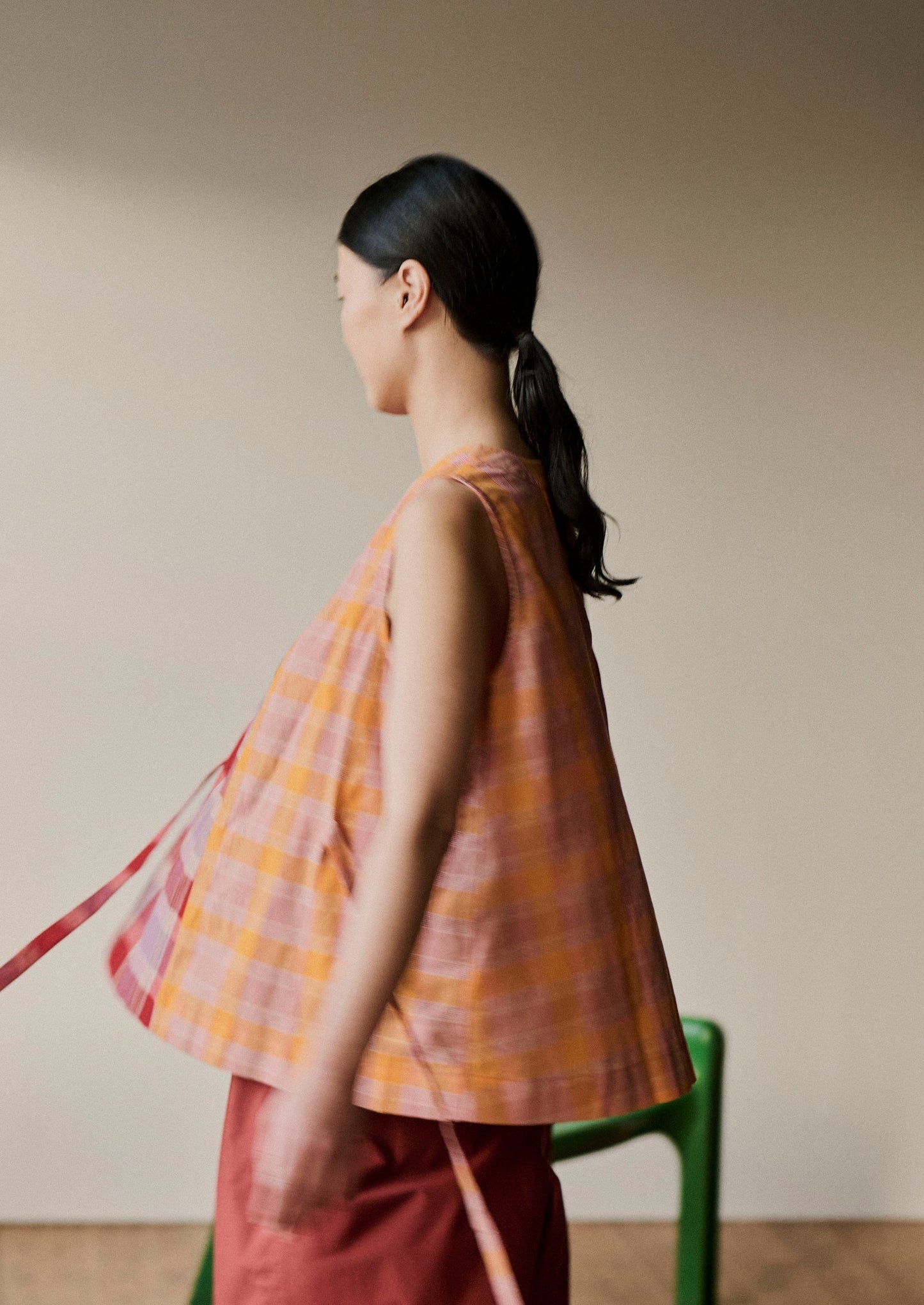 Top in cotone a quadri con pannelli annodati sul davanti | Rosso brillante/Glicine