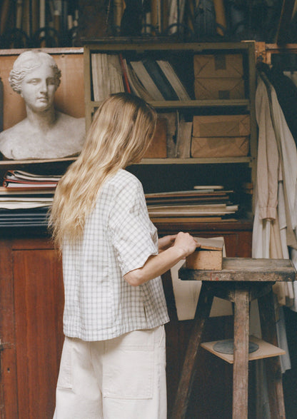 Top con scollo a V e motivo a quadri in cotone | Ecru/Ardesia